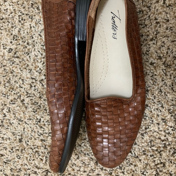 Trotters Liz Loafer Brown - Picture 5 of 11